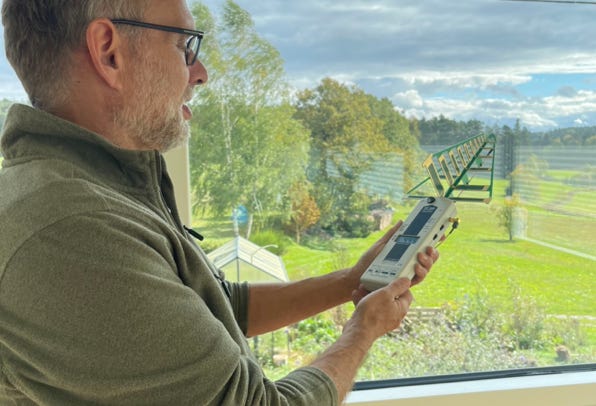 Messung von hochfrequente elektromagnetische Strahlung durch Mobilfunkmasten, WLAN, DECT-Schnurlostelefone usw. • Analyse der vorhanden hochfrequenten Funkstrahlung durch zB. WLAN, Schnurlostelefon, Mobilfunksender, Mobiltelefon, usw.