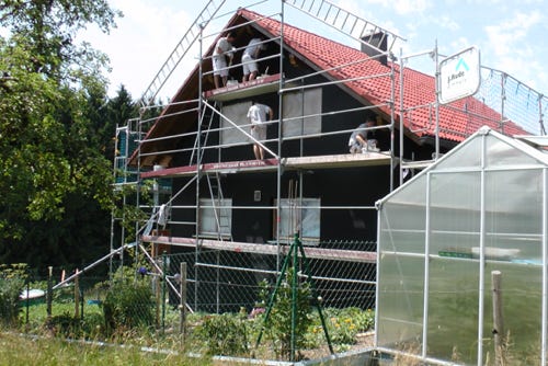 Die beste Strategie gegen elektromagnetische Strahlung von außen, ist diese Strahlung abzuleiten, damit diese erst garnicht in das Gebäude eindringen kann.  Wird die Abschirmfarbe flächig außen an die Hauswände aufgebracht werden die elektromagnetische Strahlung abgeleitet. Natürlich kann die Farbe auch auf die Innenwände aufgetragen werden. Dort schützt Sie nicht nur vor hochfrequenter Strahlung sondern auch vor niederfrequenter Spannungsfelder verursacht durch Stromleitungen. 