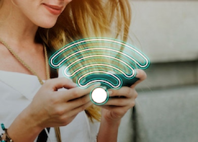 Reduzierung von hochfrequenter Funkstrahlung im Wohnbereich Das Thema Abschirmung und Reduzierung von hochfrequenter Funkstrahlung kann in zwei Bereiche unterteilt werden. Einmal die  Nutzung von strahlenden Geräten wie z.B. Smartphone , DECT-Schnurlostelefone, Babyphone, Smartboxen Alexau nd  Siri, Smart Meter, WLAN-Router  in unseren eigenen vier Wänden.  