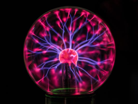 Hier wird der elektrische Impuls in ein chemisches Signal umgewandelt.  Die vom Wechselstrom mit einer Frequenz von 50Hz erzeugten magnetischen Felder könnte die vom Körper erzeugen elektrischen Impuls überlagern. Fehlfunktionen der Nervenströme können die Folge sein.  