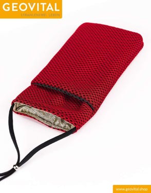 Handytaschen mit Strahlenschutzfunktion verwenden  Diese Handtaschen verfügen in der Innenseite über einen Stoff mit eingearbeiteten Silberfäden. Dadurch wird 95% der Strahlung abgeschirmt und damit wird der Kopf beim telefonieren geschützt