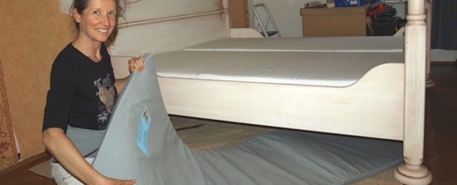 Bei der Anwendung und Nutzung der Strahlenschutzmatten ist folgendes zu beachten! • Die Strahlenschutzmatten werden unter das Bett gelegt mit einem Mindestabstand von 25cm.  • Funktionsminderung durch Metallkontakt oder zu geringem Abstand zu Metall (länger als 15 cm) • Schirmwirkung in der Fläche: ca. 40 cm über den Strahlenschutz hinaus (dh. Doppelbetten benötigen 2 Stück!) • Schirmwirkung in der Höhe: ca. 2.20 – 2.40 Meter, je nach Strahlungsintensität • ca. alle 3 Monate Strahlenschutzmatten absaugen 